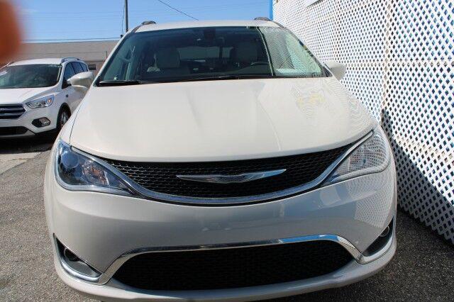 Chrysler Pacifica - Thumbnail 9