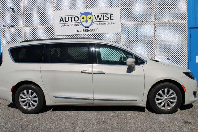 Chrysler Pacifica - Thumbnail 2