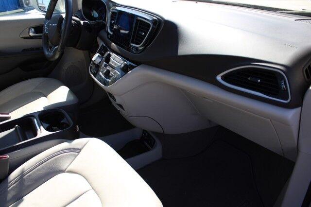 Chrysler Pacifica - Thumbnail 13