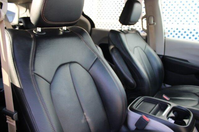 Chrysler Pacifica - Thumbnail 8