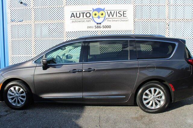 Chrysler Pacifica - Thumbnail 2