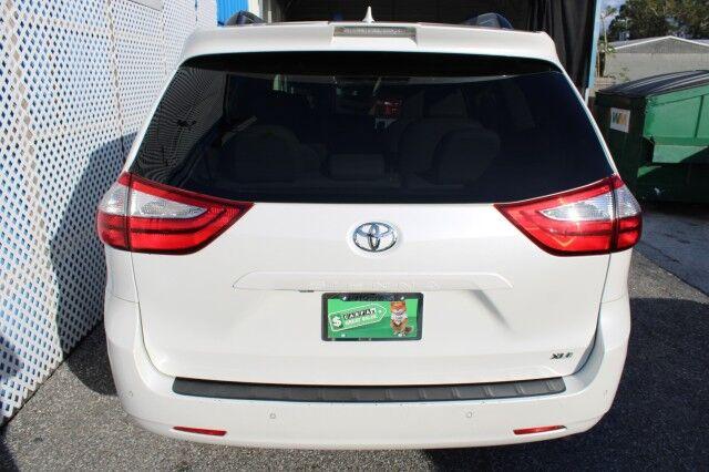 Toyota Sienna - Thumbnail 4