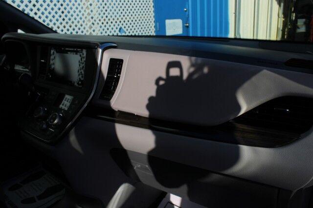 Toyota Sienna - Thumbnail 15