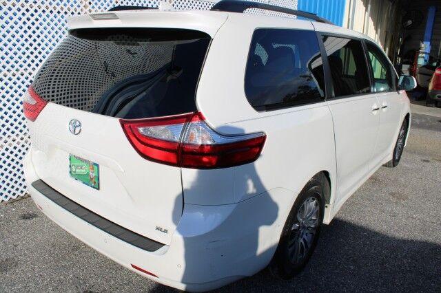 Toyota Sienna - Thumbnail 3