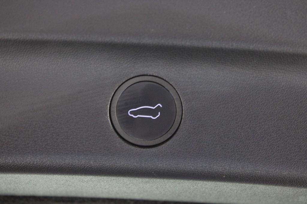 Tesla Model Y Long Range - Thumbnail 19