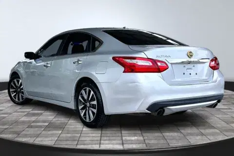 Nissan Altima - Thumbnail 5