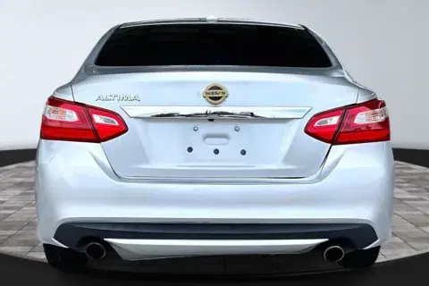 Nissan Altima - Thumbnail 6