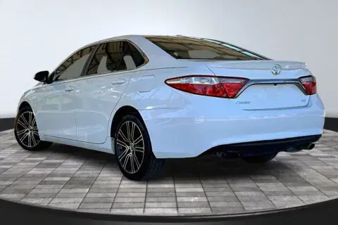 Toyota Camry - Thumbnail 5