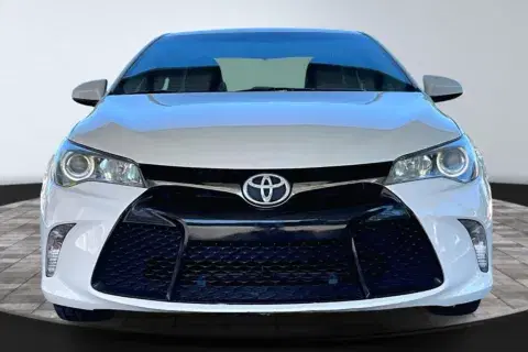 Toyota Camry - Thumbnail 3