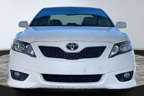 Toyota Camry - Thumbnail 3
