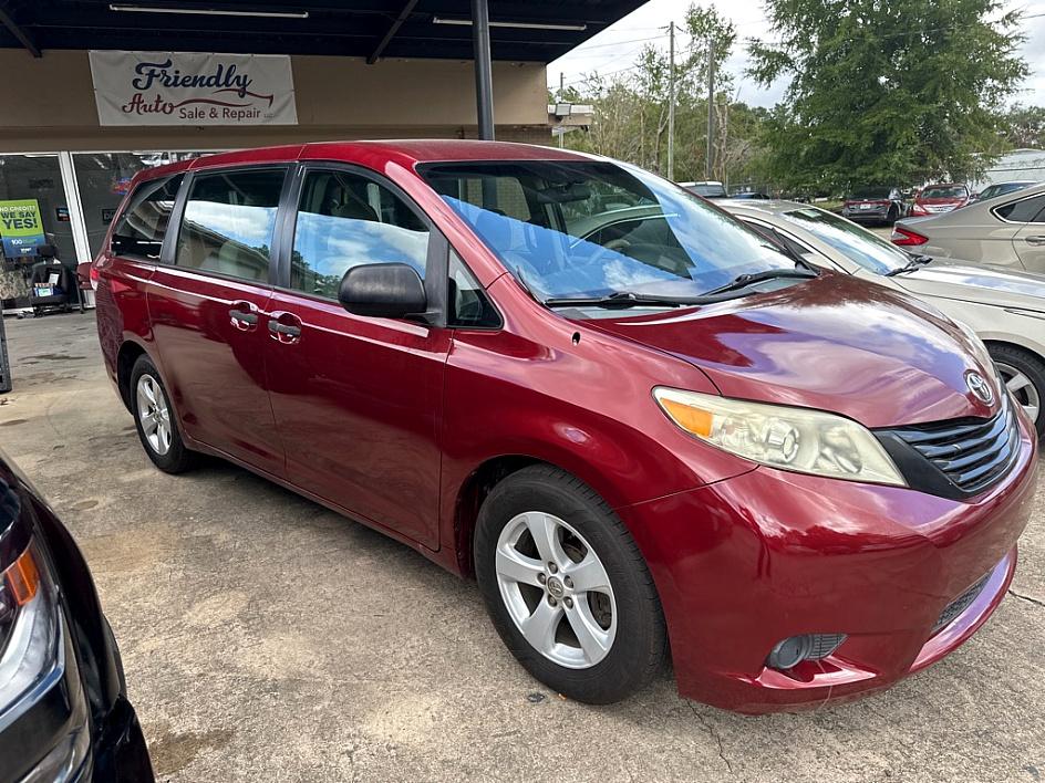 Toyota Sienna - Thumbnail 2