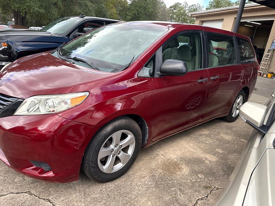 Toyota Sienna - Thumbnail 3