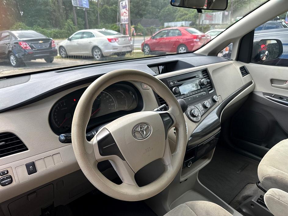 Toyota Sienna - Thumbnail 5