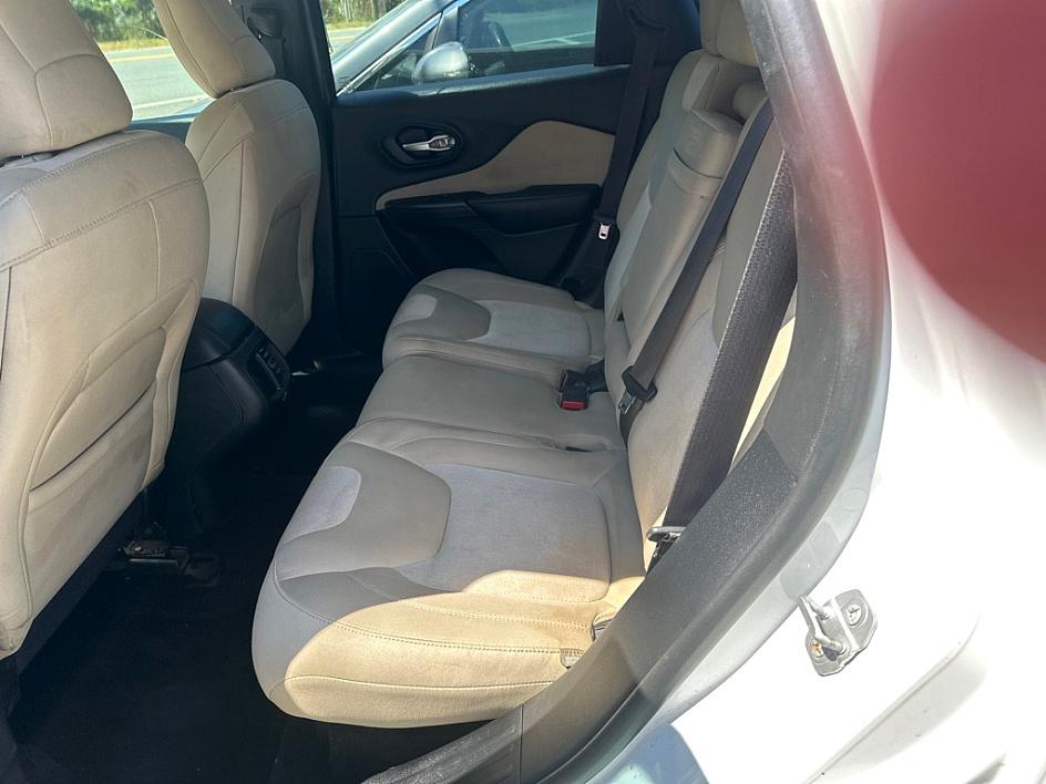 Jeep Cherokee Sport - Thumbnail 3