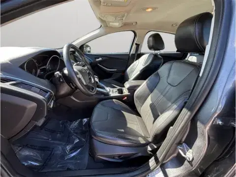 Ford Focus Titanium Sedan 4D - Thumbnail 3