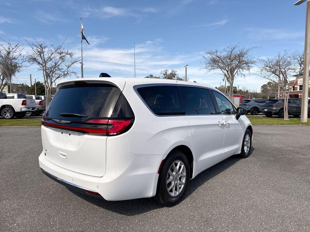 Chrysler Pacifica Touring L - Thumbnail 4