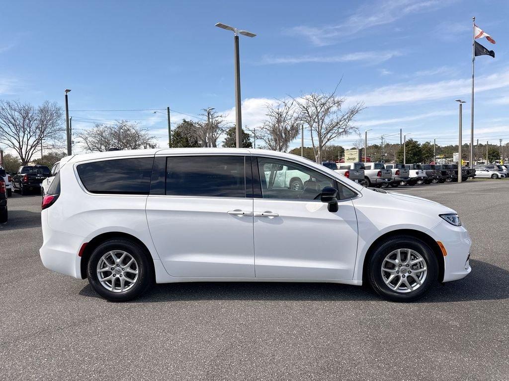 Chrysler Pacifica Touring L - Thumbnail 3
