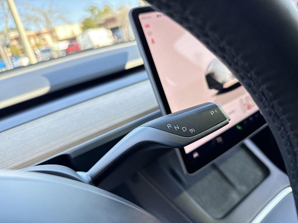 Tesla Model Y Long Range - Thumbnail 16