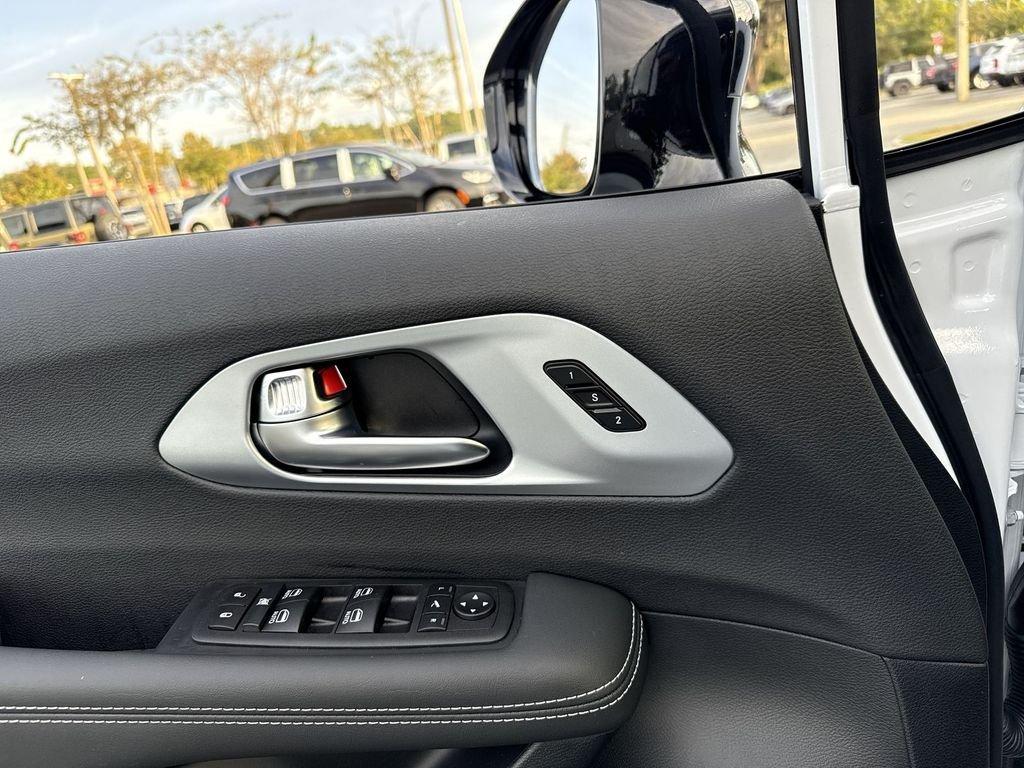 Chrysler Pacifica Limited - Thumbnail 13