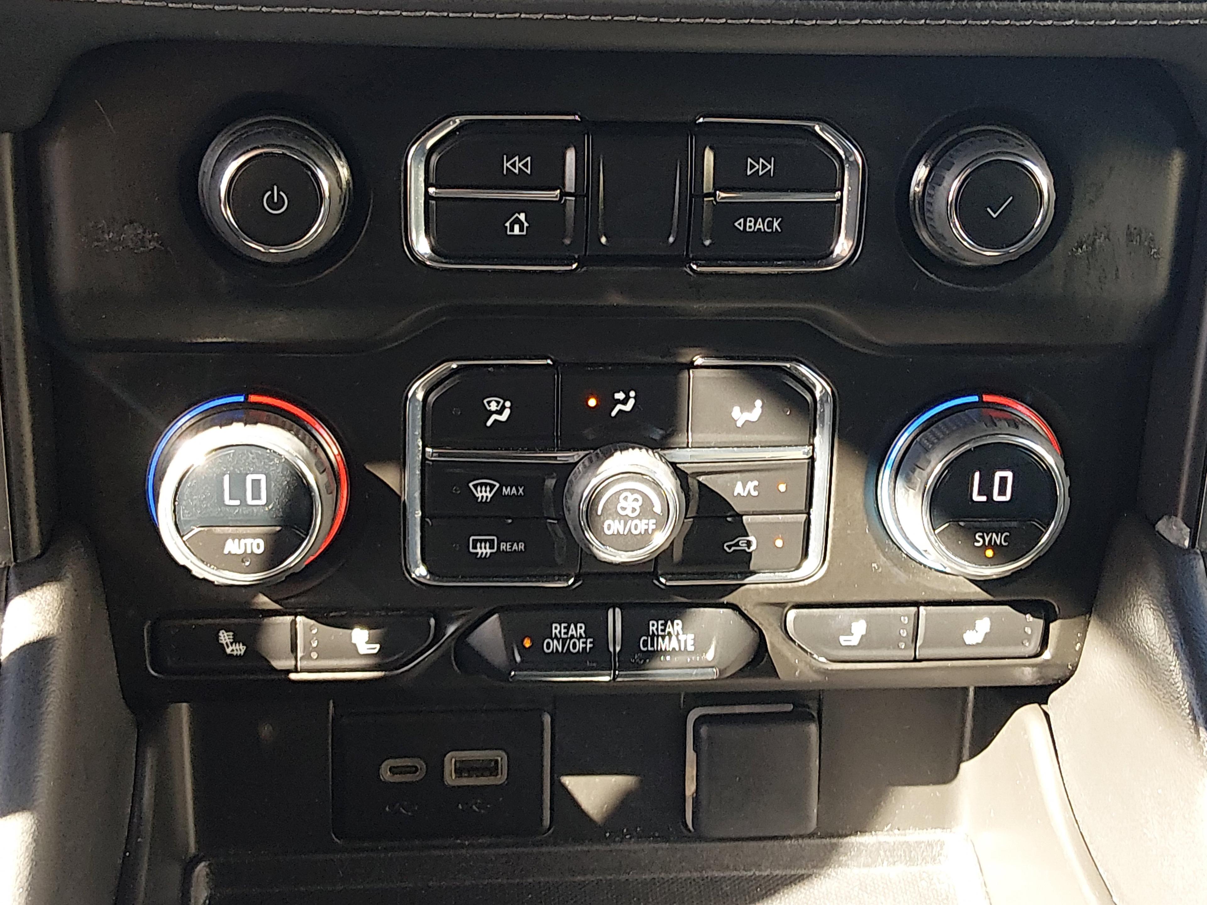 Chevrolet Suburban 2Wd 4Dr Lt - Thumbnail 19