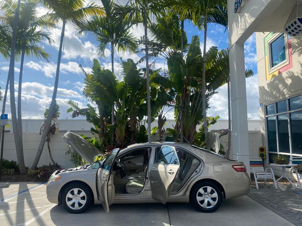 Toyota Camry - Thumbnail 9