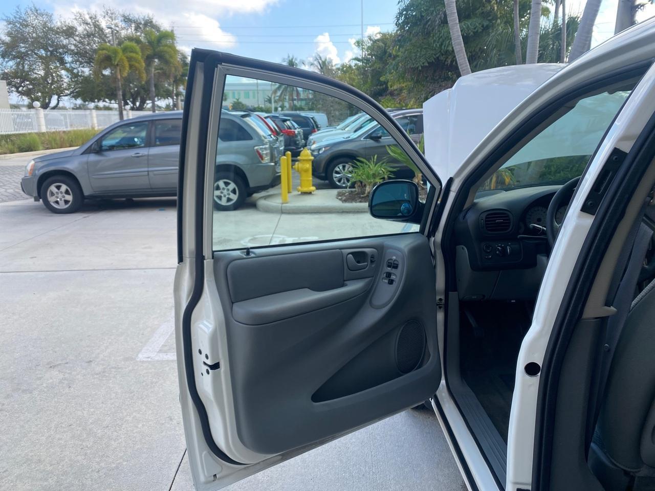 Dodge Caravan - Thumbnail 10