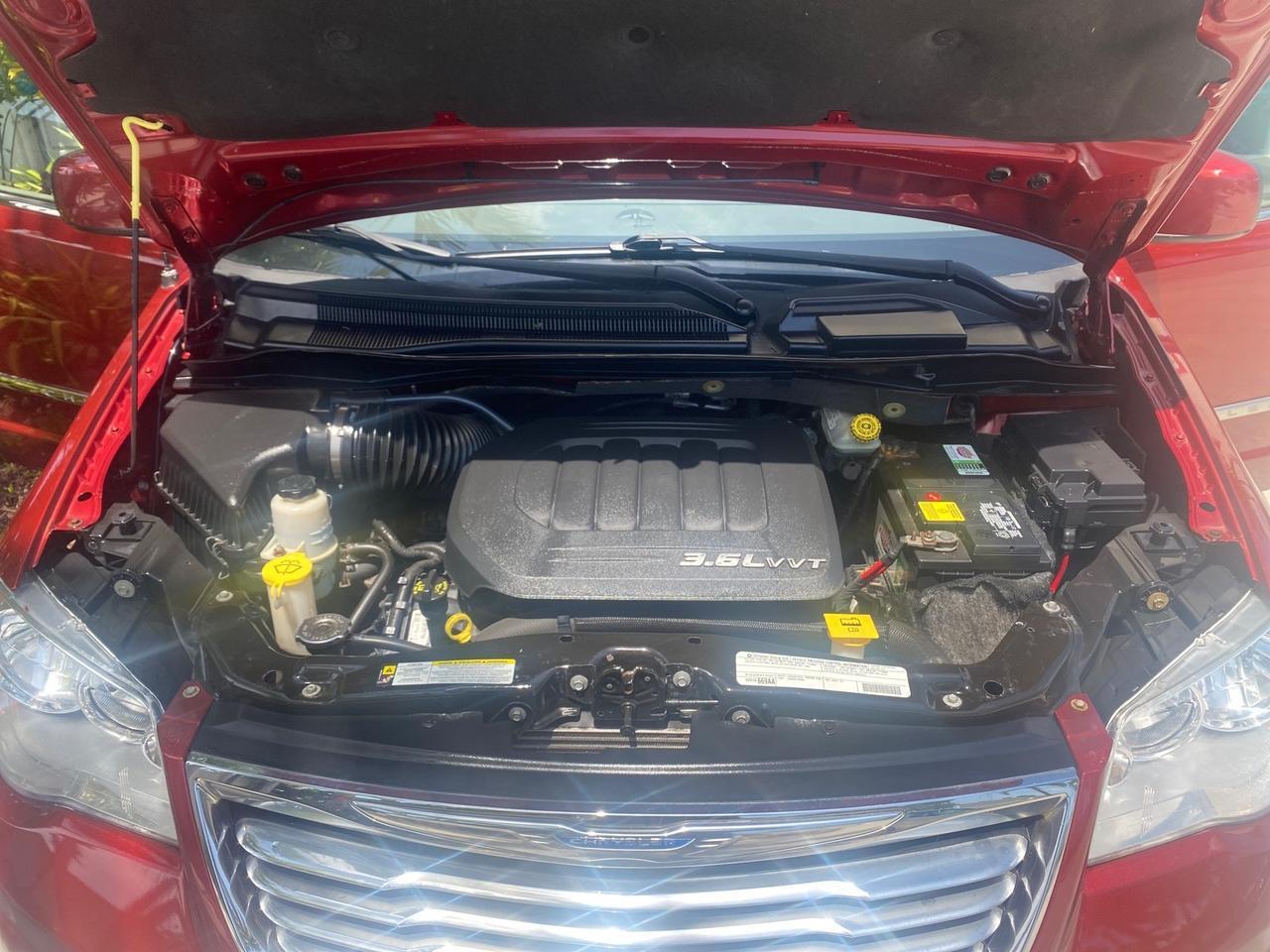 Chrysler Town & Country - Thumbnail 18