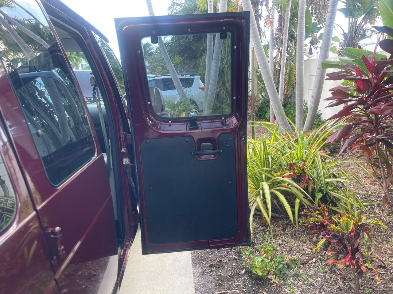 Ford Econoline Wagon - Thumbnail 14