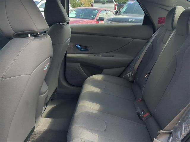 Hyundai Elantra Se Fwd 4D Sedan - Thumbnail 15