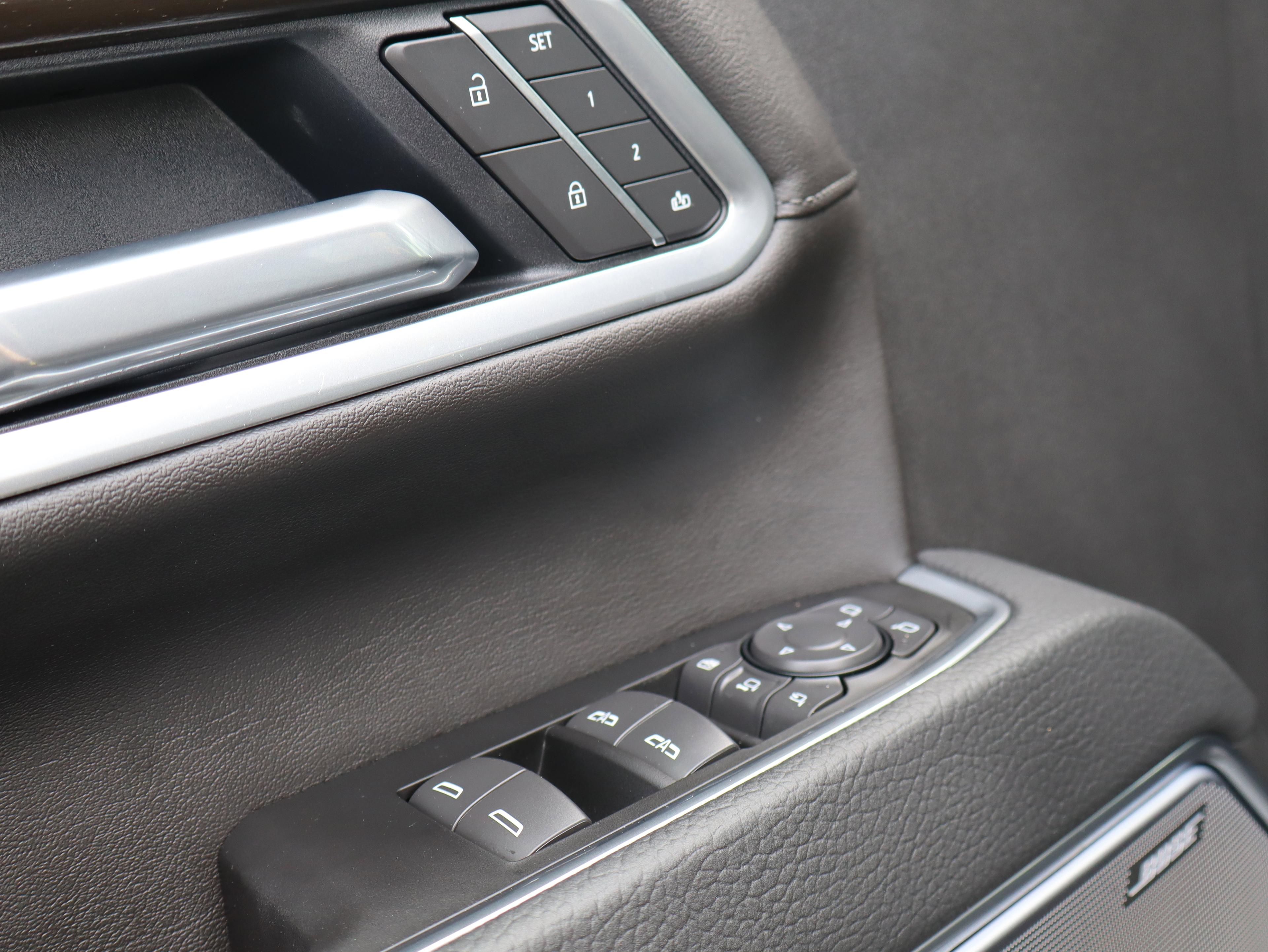 GMC Sierra 2500 Hd Denali Four Wheel Drive Crew Cab - Thumbnail 19