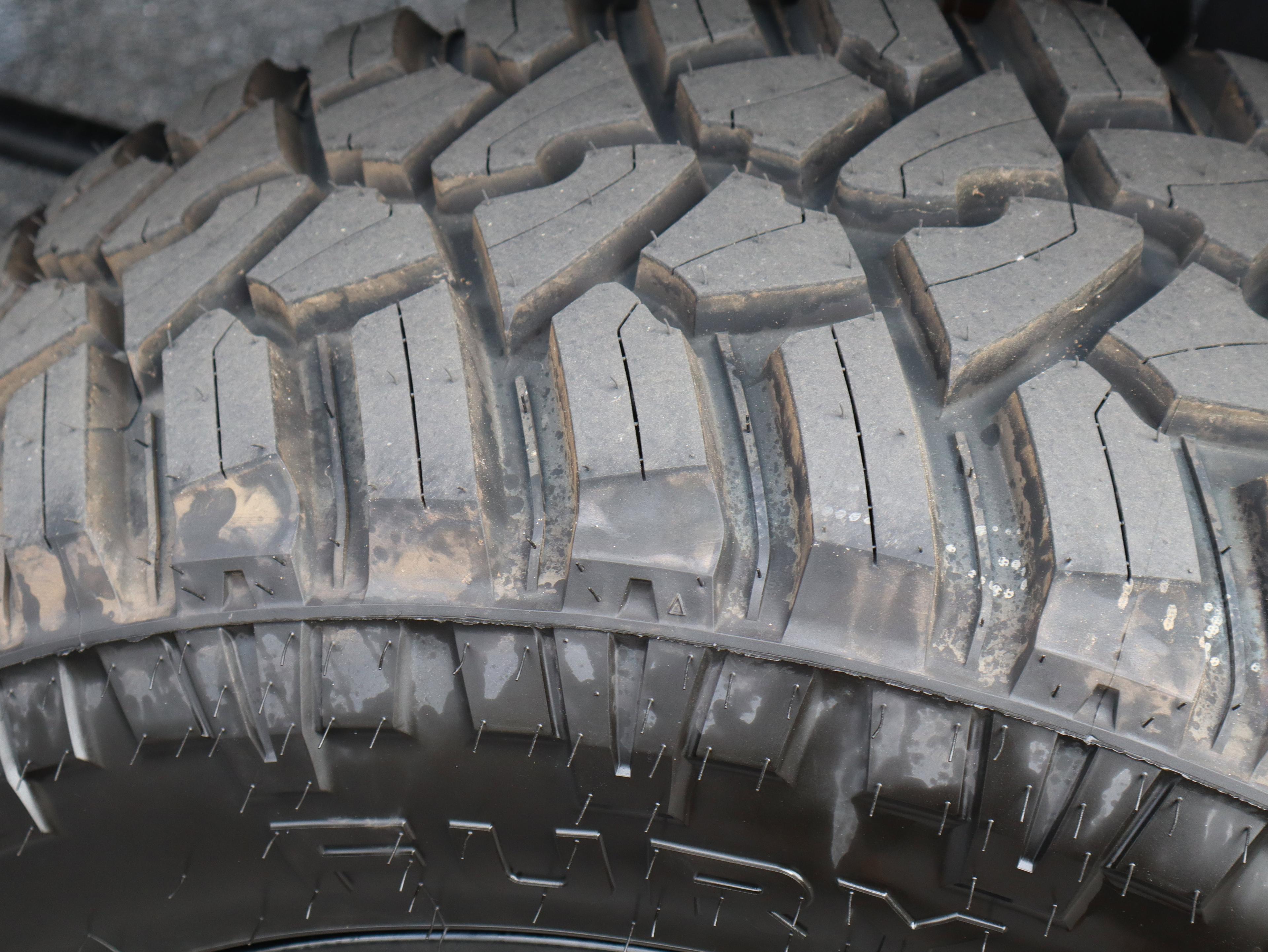 GMC Sierra 2500 Hd Denali Four Wheel Drive Crew Cab - Thumbnail 8