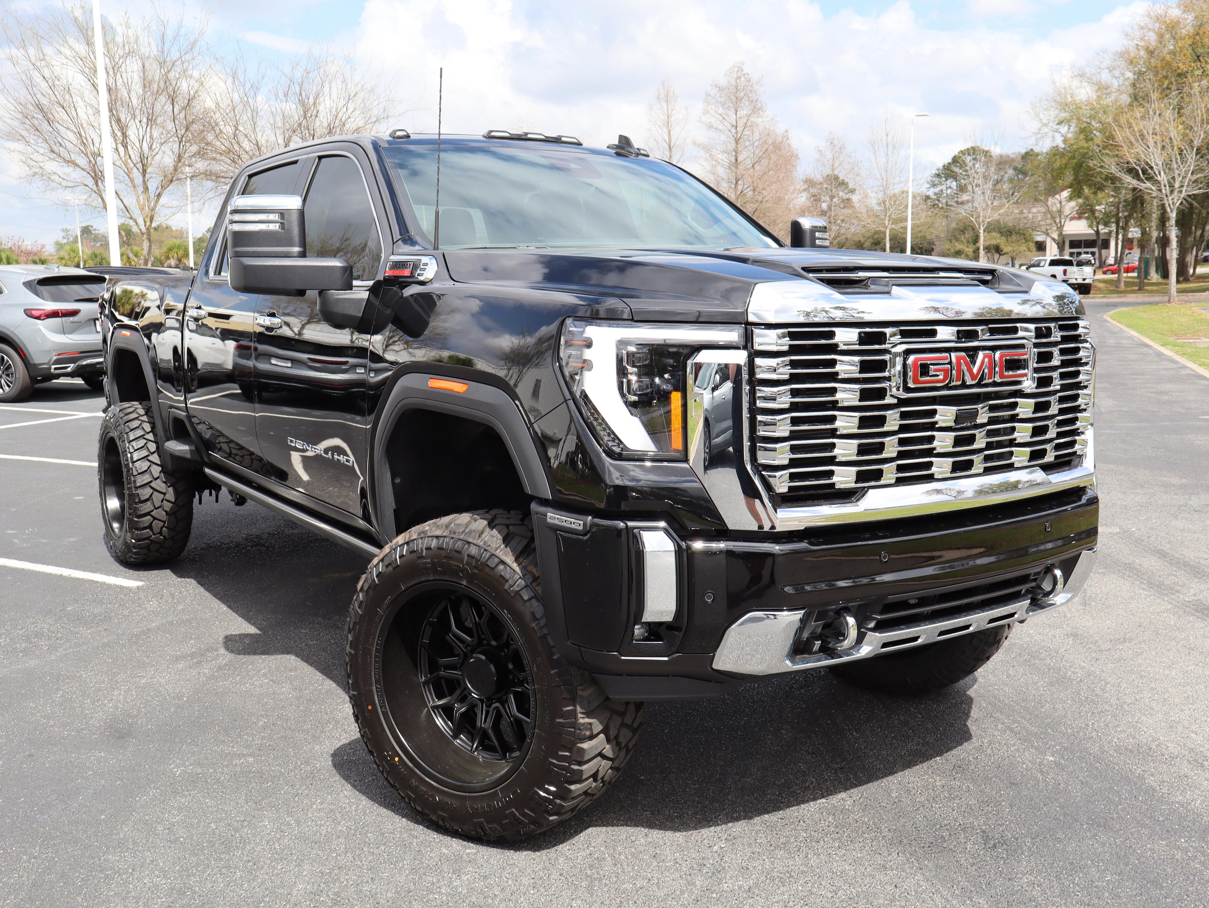 GMC Sierra 2500 Hd Denali Four Wheel Drive Crew Cab - Thumbnail 2