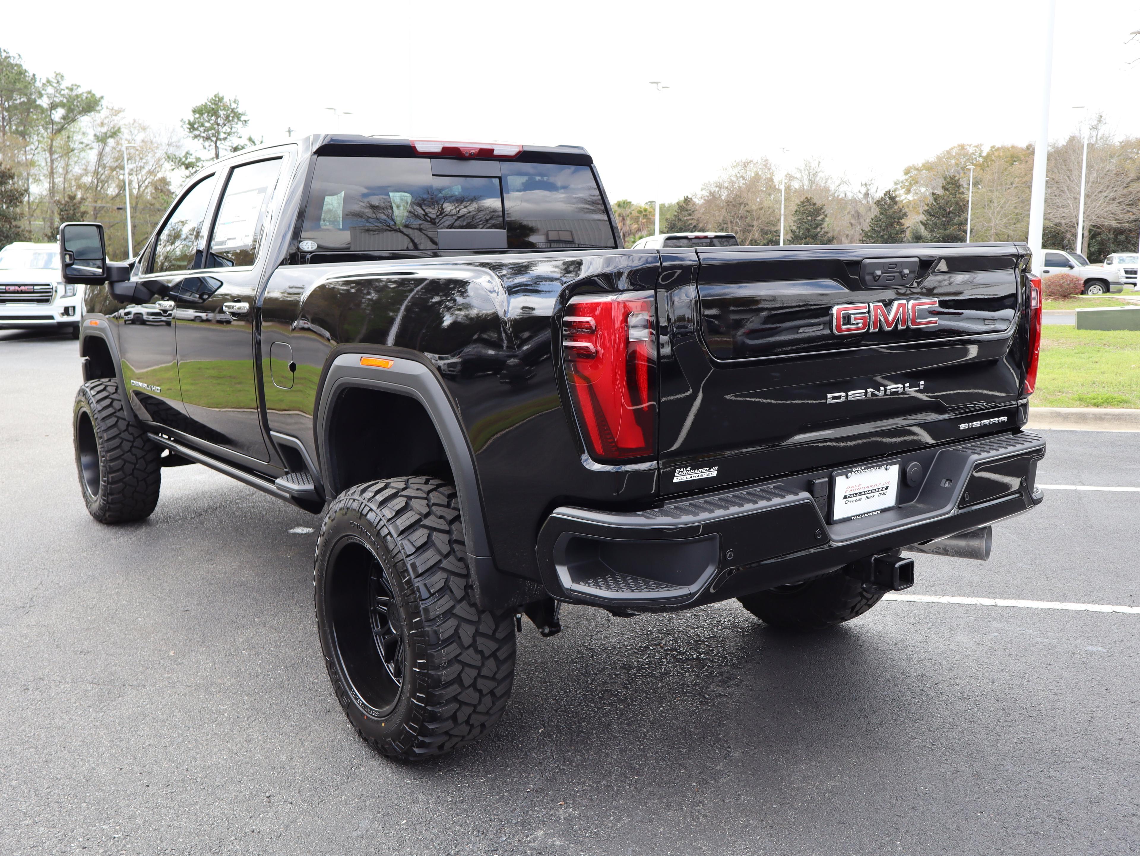 GMC Sierra 2500 Hd Denali Four Wheel Drive Crew Cab - Thumbnail 7