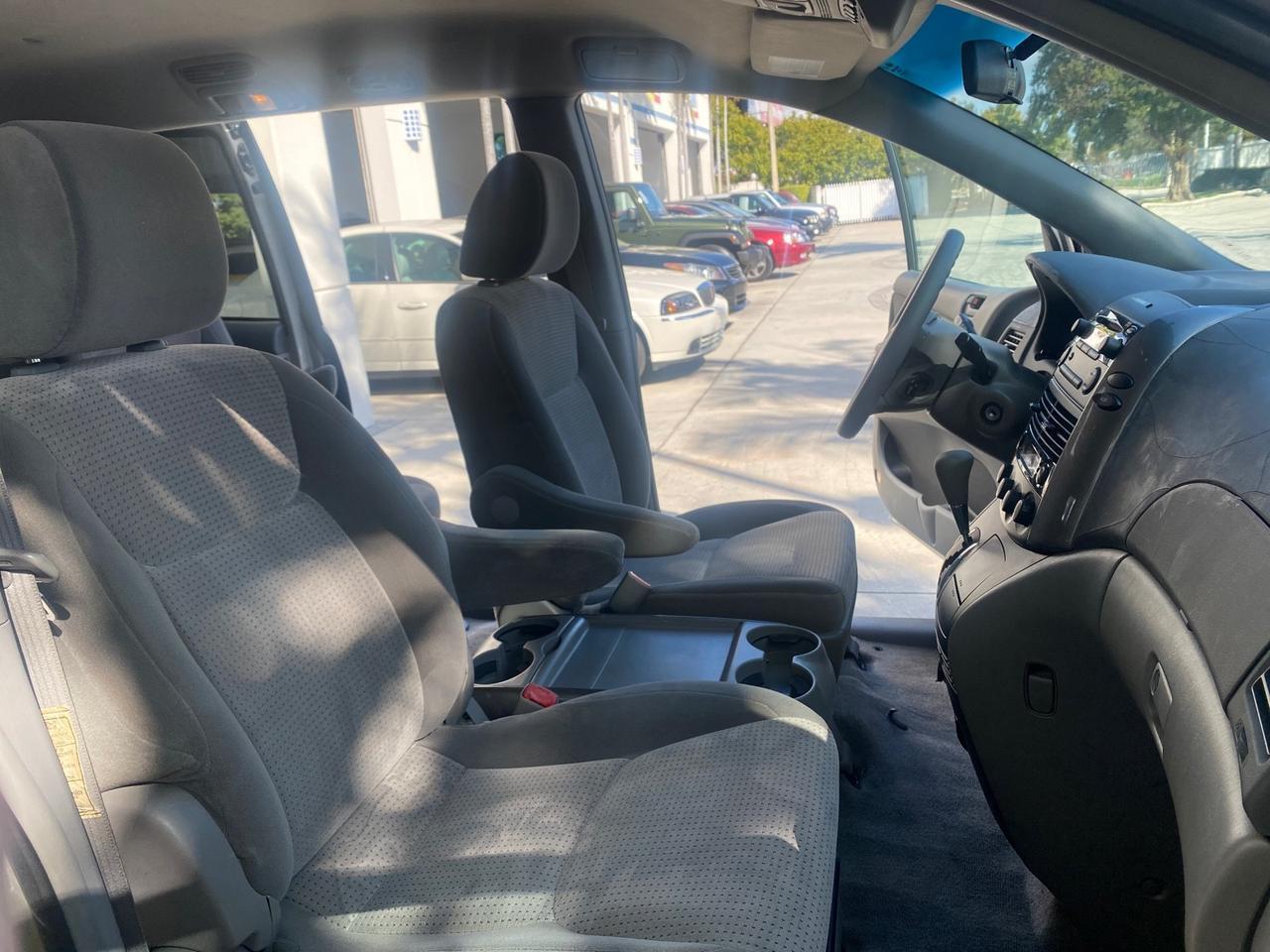 Toyota Sienna - Thumbnail 13