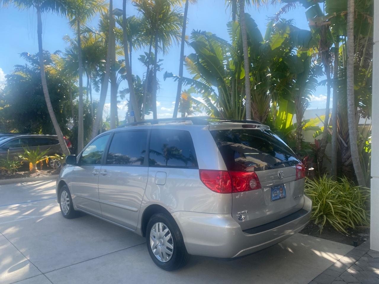 Toyota Sienna - Thumbnail 6