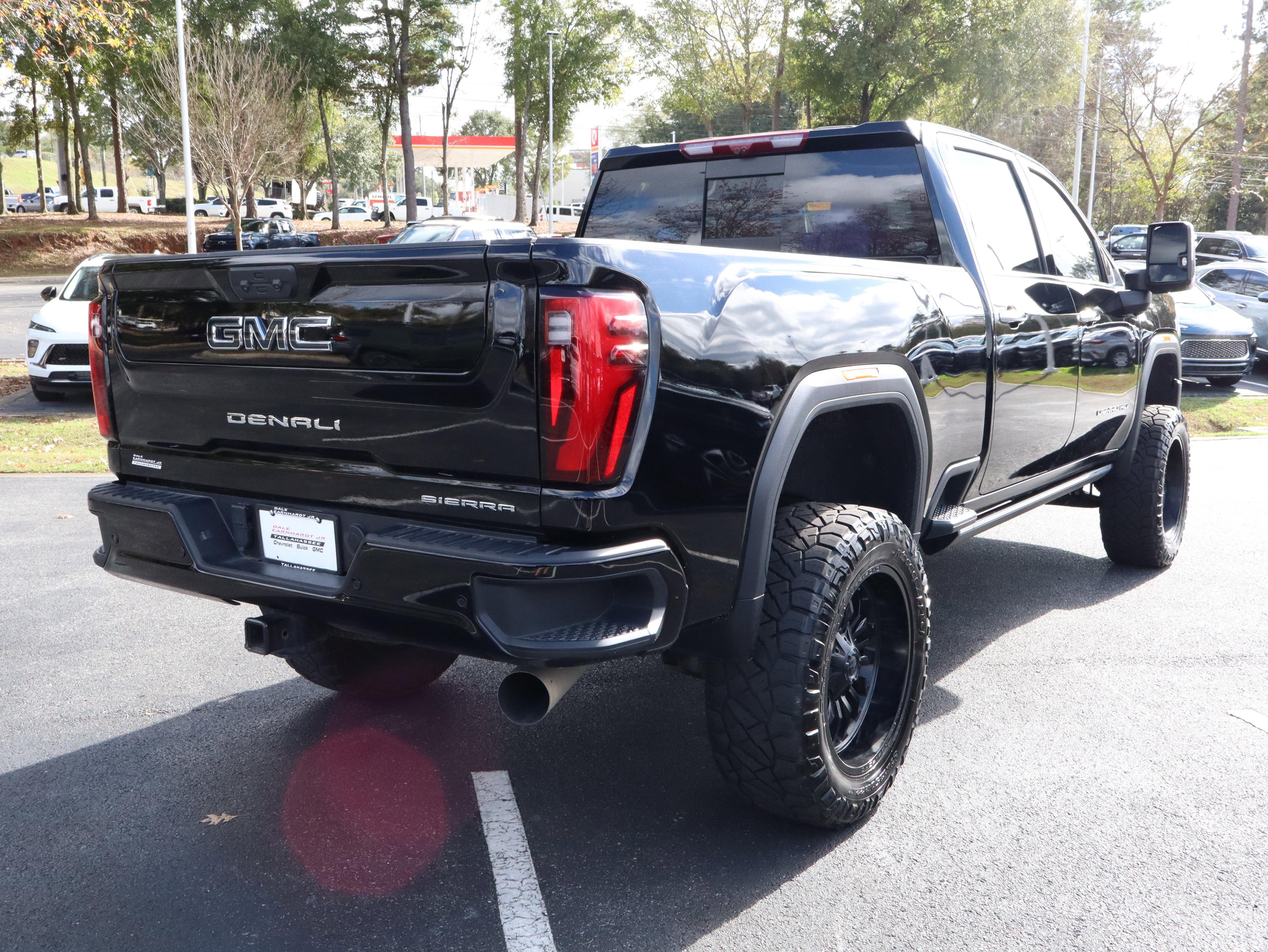 GMC Sierra 2500 Hd Denali Ultimate Four Wheel Drive Crew Cab - Thumbnail 3