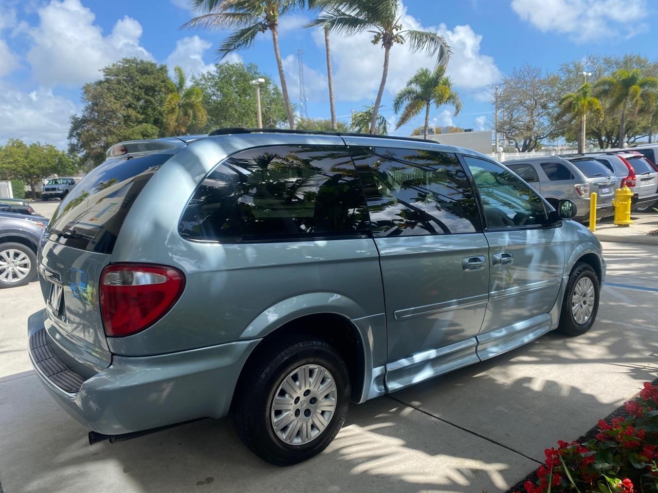 Chrysler T&C BRAUN ENTERVAN - Thumbnail 8