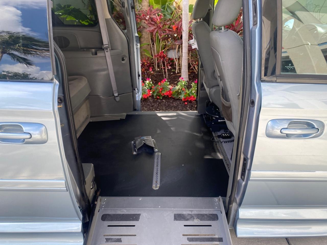 Chrysler T&C BRAUN ENTERVAN - Thumbnail 15