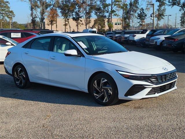 Hyundai Elantra Limited Fwd 4D Sedan - Thumbnail 4