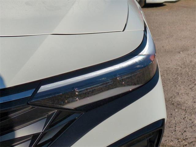 Hyundai Elantra Limited Fwd 4D Sedan - Thumbnail 11