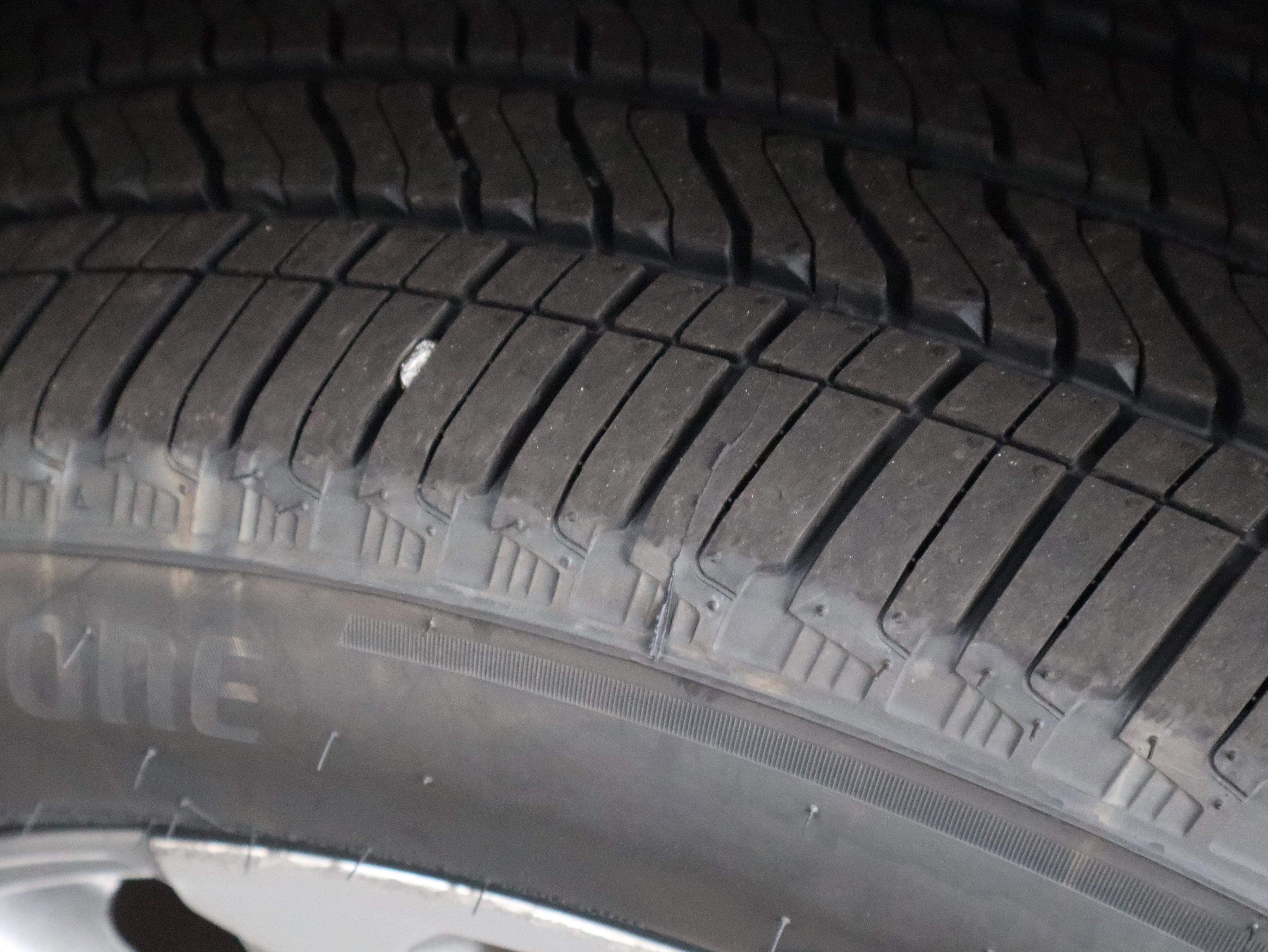 GMC Yukon Xl Denali Four Wheel Drive Suv - Thumbnail 11