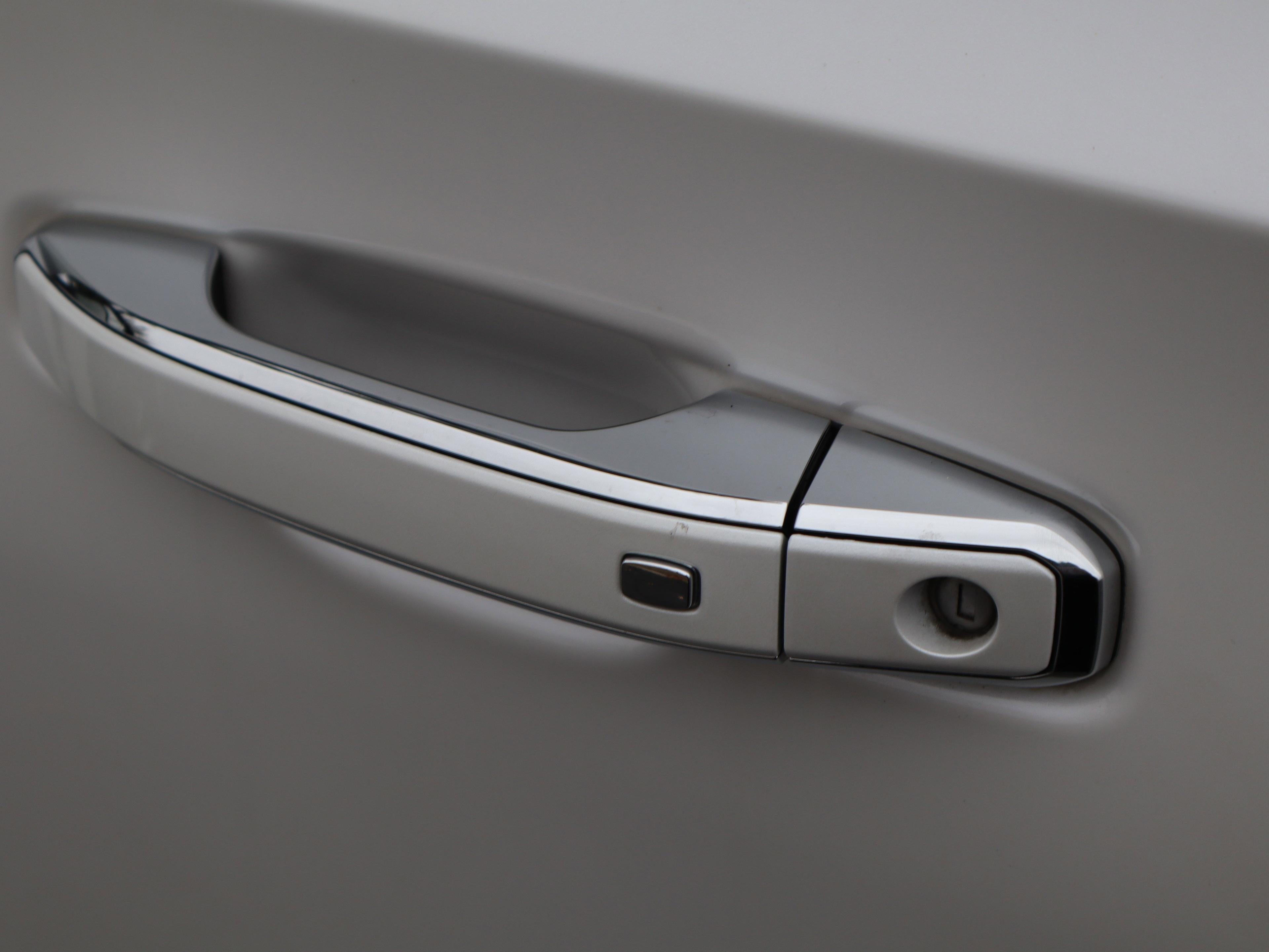 GMC Yukon Xl Denali Four Wheel Drive Suv - Thumbnail 16