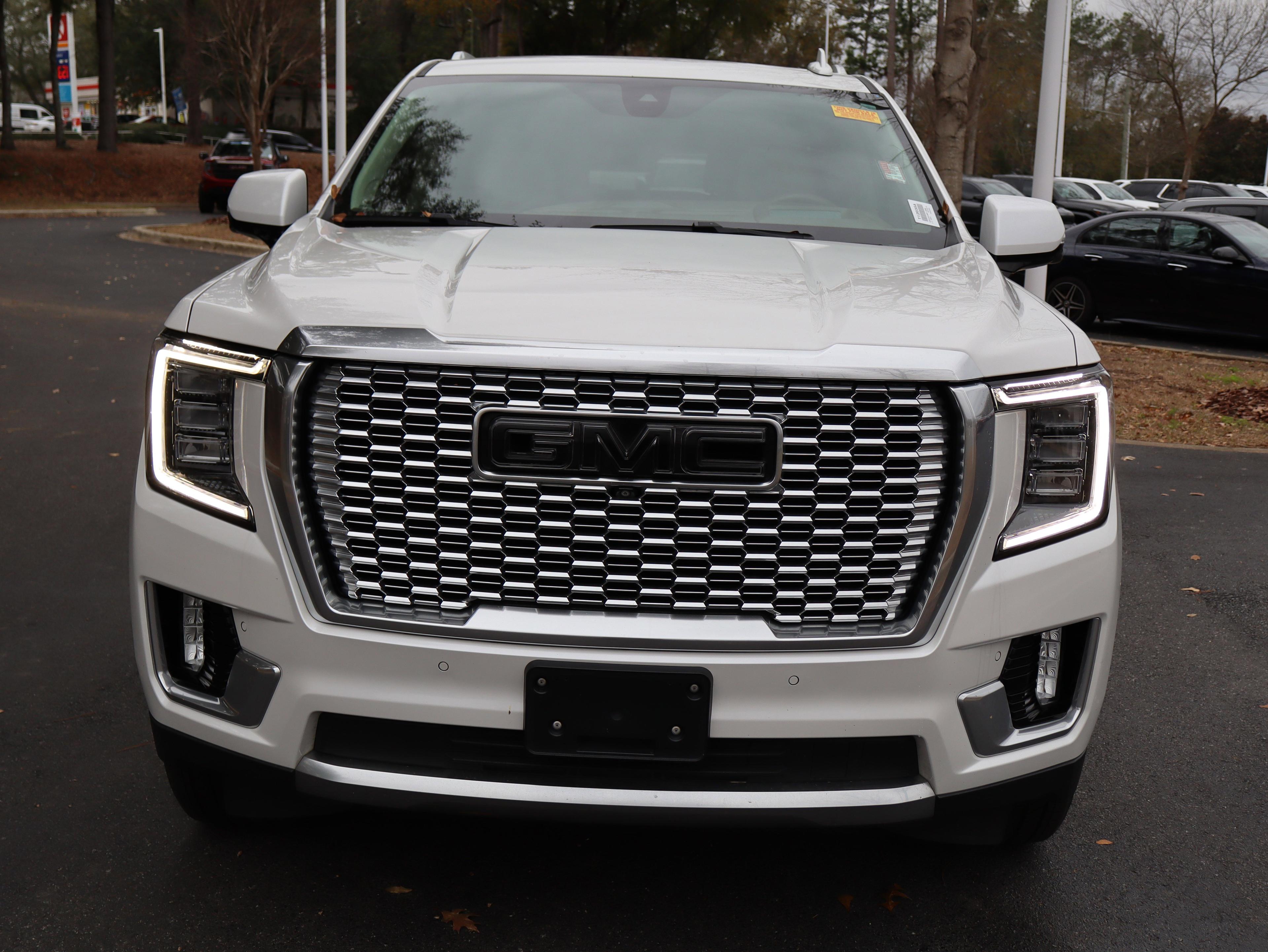 GMC Yukon Xl Denali Four Wheel Drive Suv - Thumbnail 17