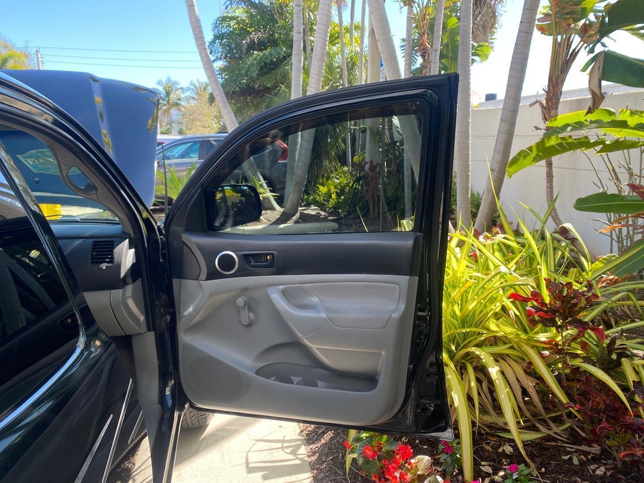 Toyota Tacoma - Thumbnail 12