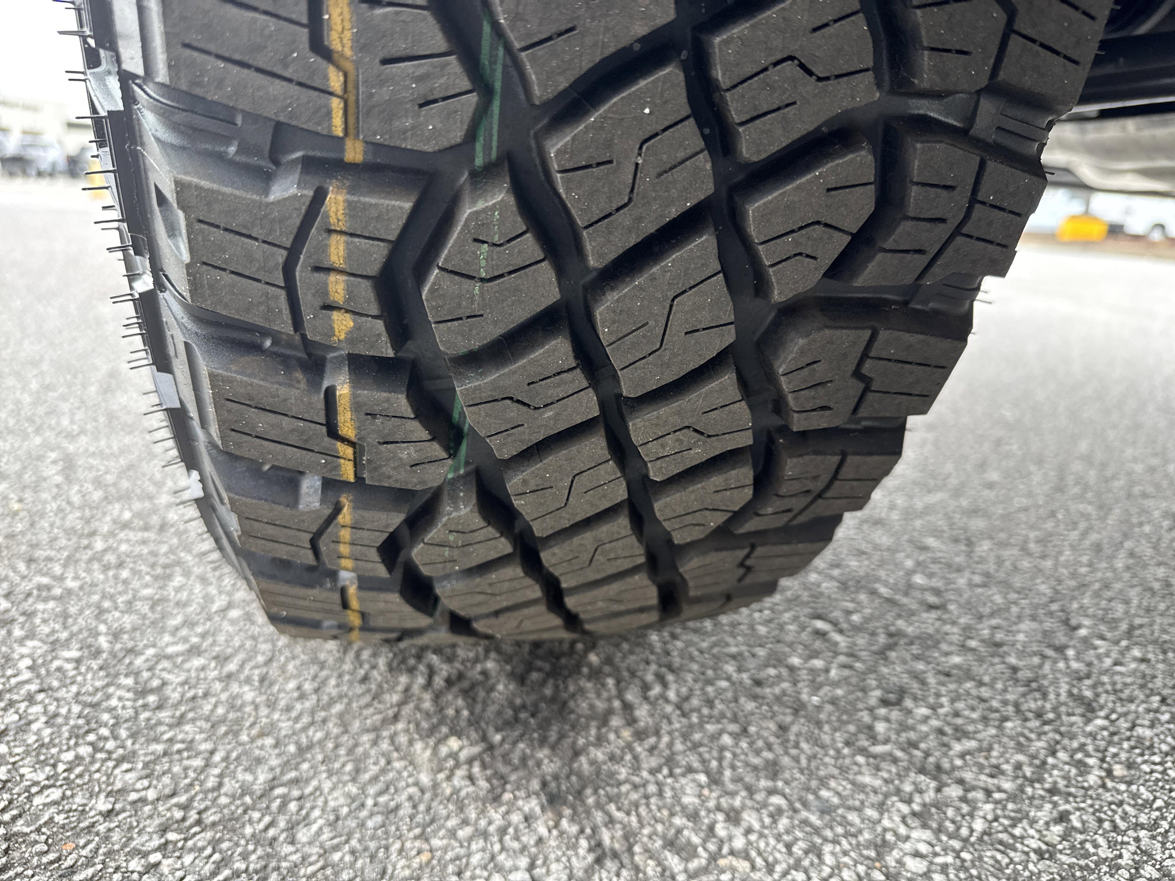 GMC Sierra 1500 At4X Four Wheel Drive Crew Cab - Thumbnail 11