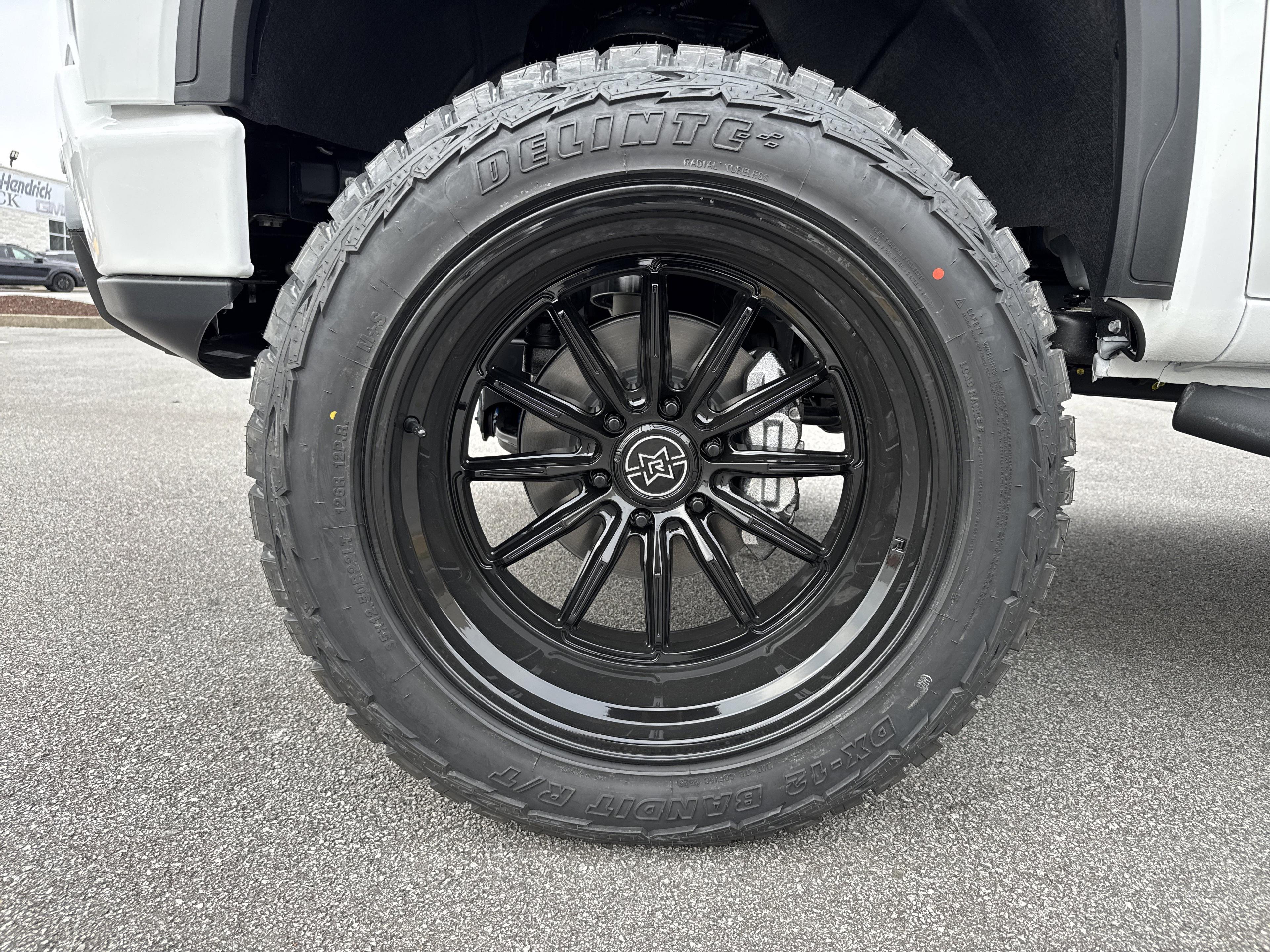 GMC Sierra 1500 At4 Four Wheel Drive Crew Cab - Thumbnail 12