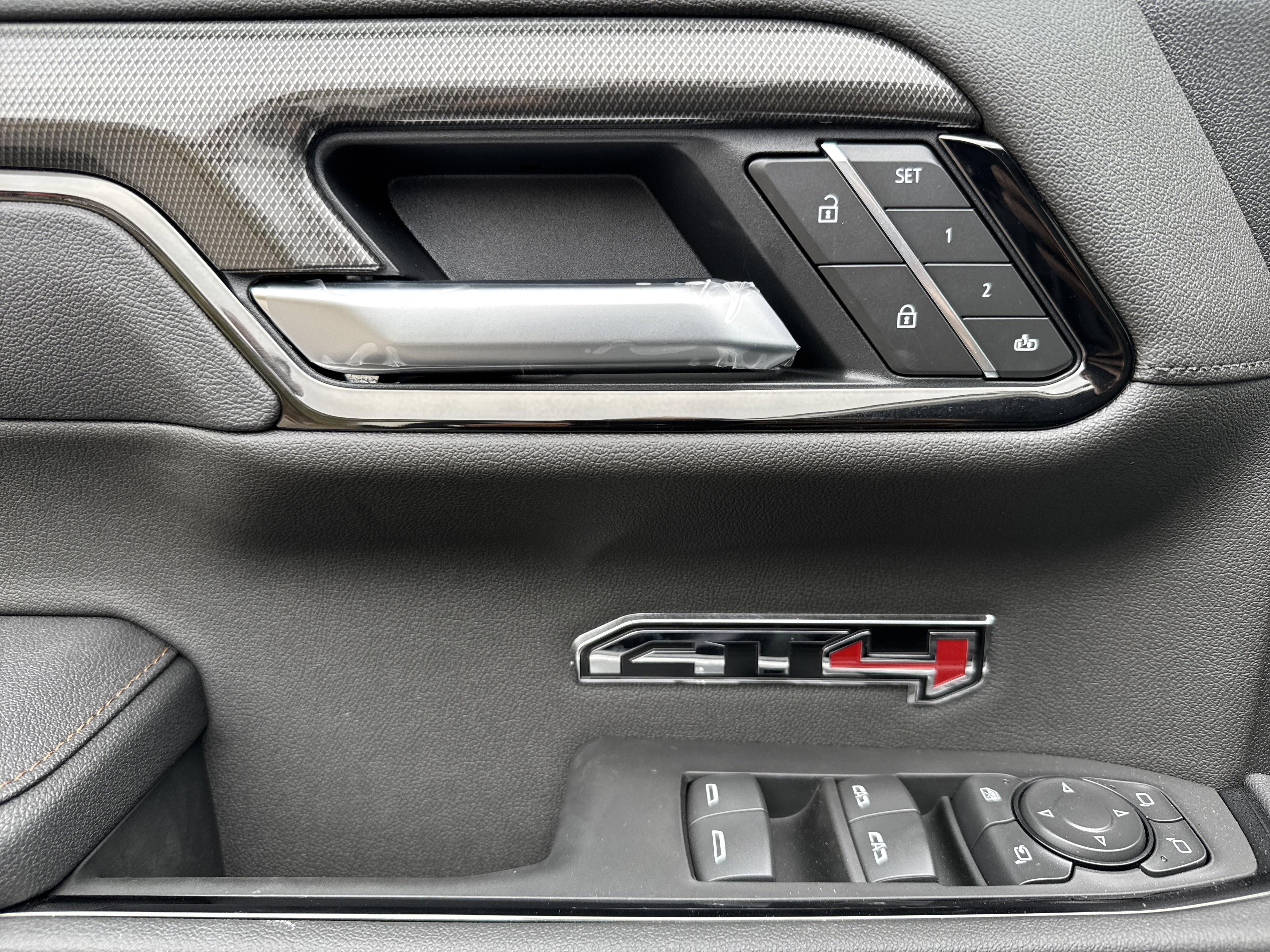 GMC Sierra 1500 At4 Four Wheel Drive Crew Cab - Thumbnail 14