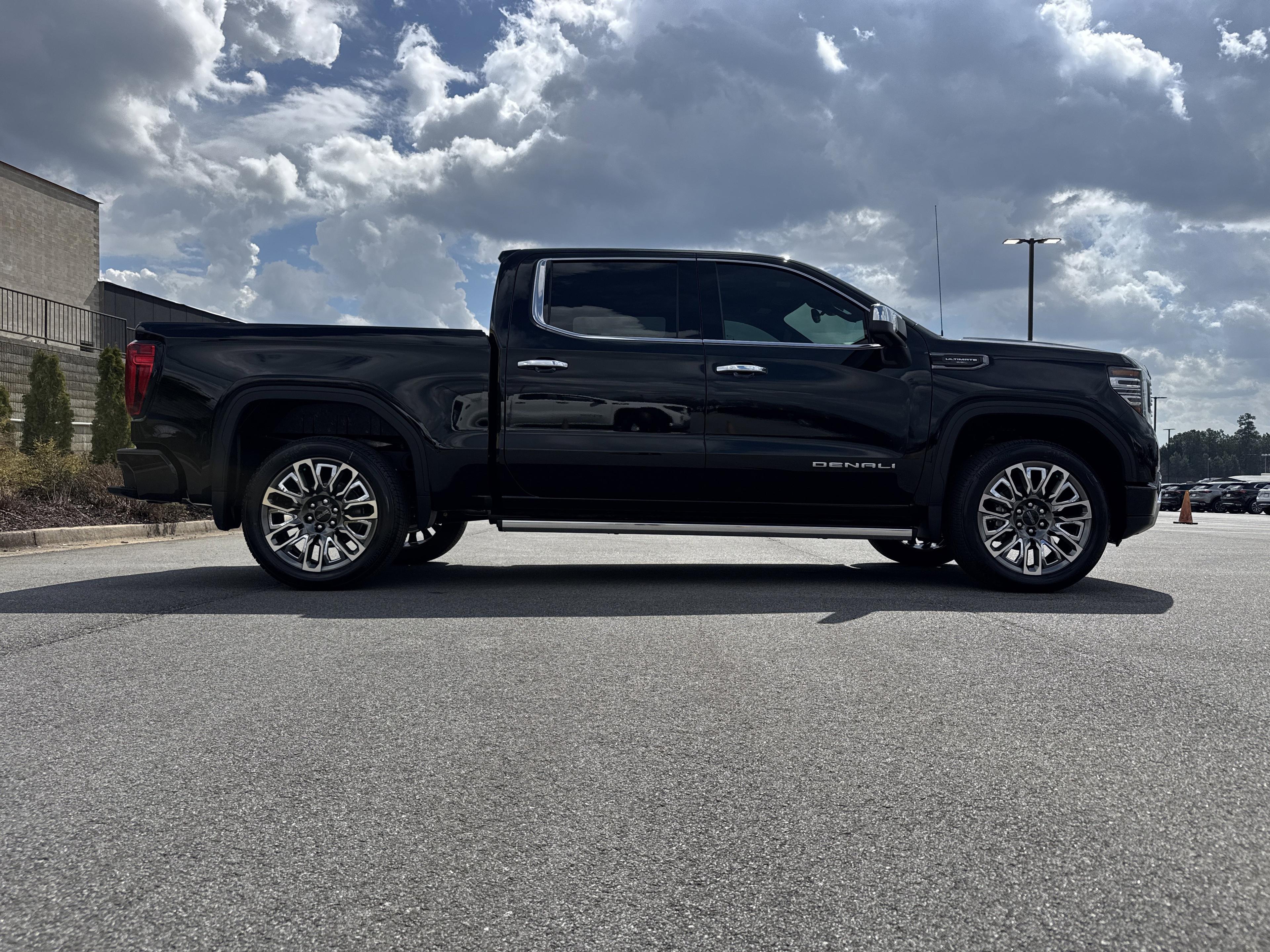 GMC Sierra 1500 Denali Ultimate Four Wheel Drive Crew Cab - Thumbnail 10