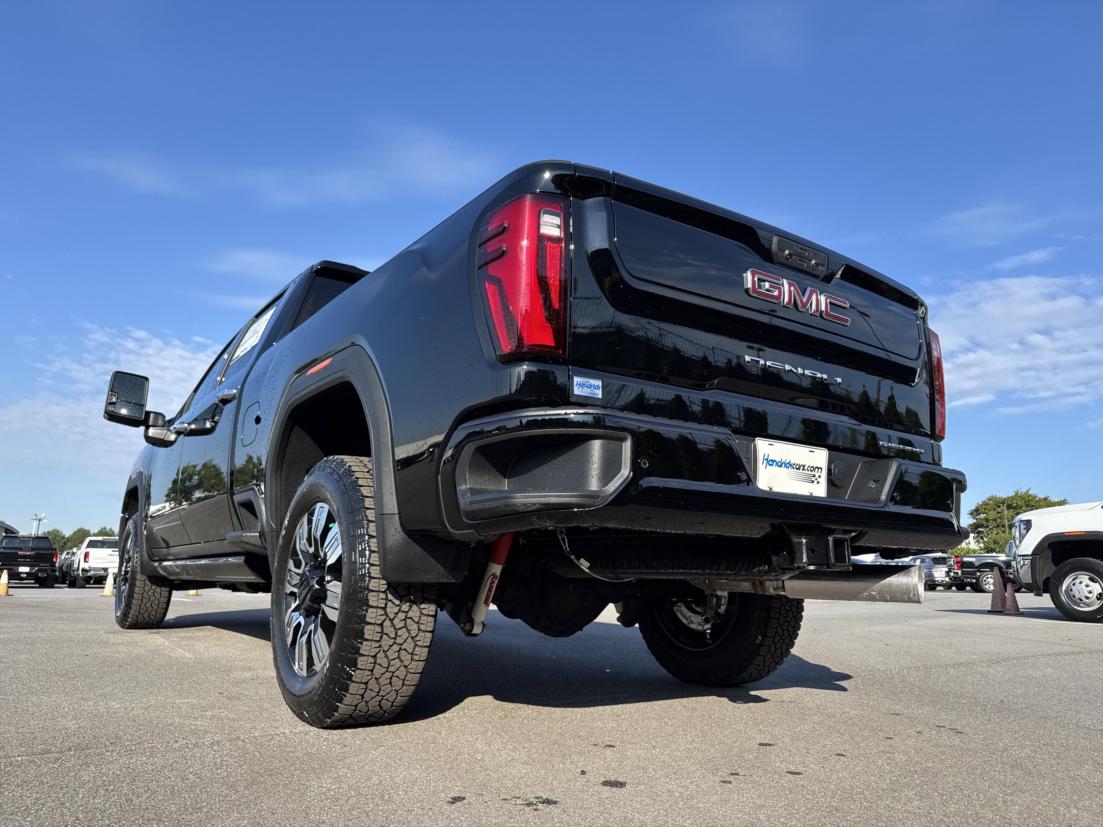 GMC Sierra 2500 Hd Denali Four Wheel Drive Crew Cab - Thumbnail 7