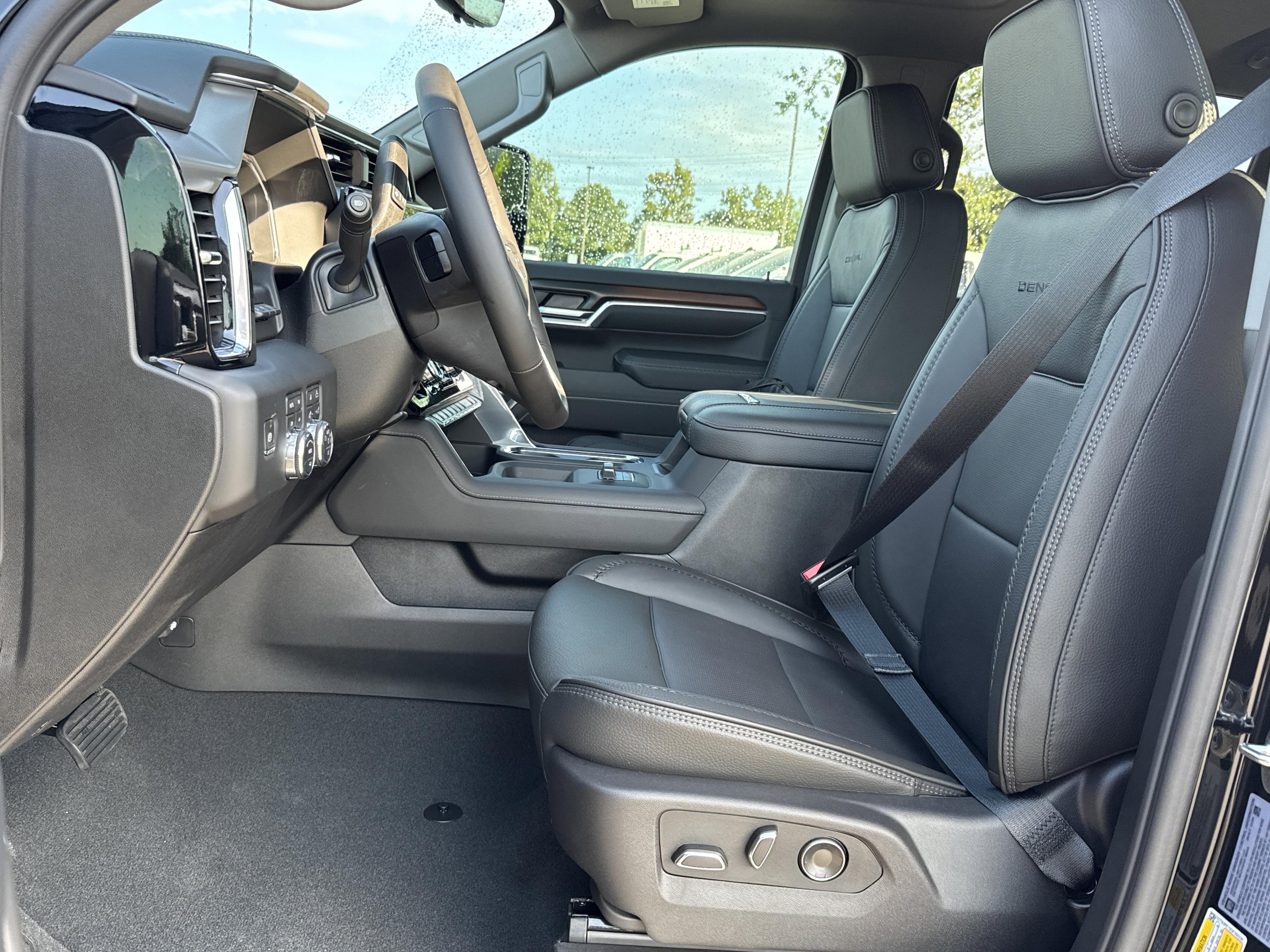 GMC Sierra 2500 Hd Denali Four Wheel Drive Crew Cab - Thumbnail 15